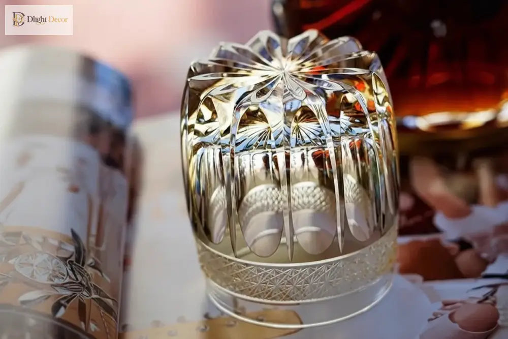 Crystal whiskey tumbler with faceted base and textured geometric band